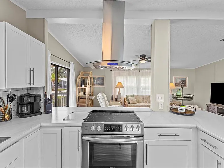611 La Jolla Cir — Photo 8