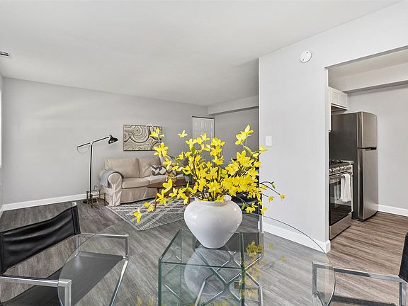 5th image of 600 N Hickory Ave #7