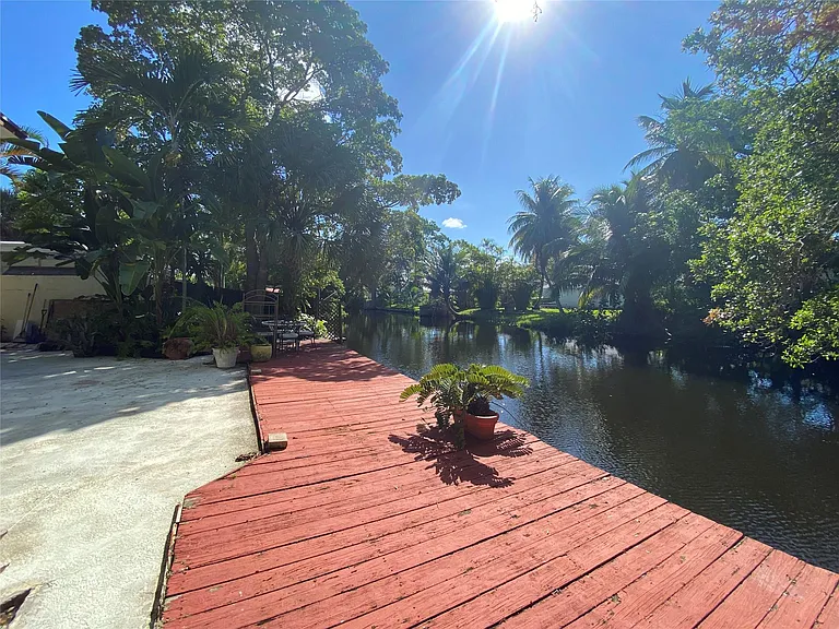 310 SW 11th Ct — Photo 3