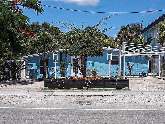 2nd image of 2506 NE 6th Avenue