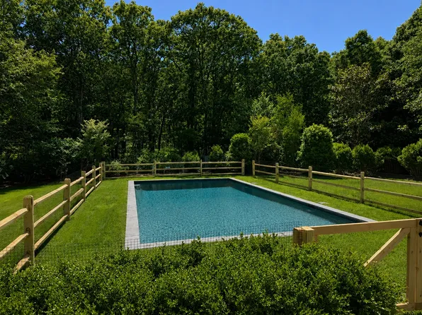 https://photos.zillowstatic.com/fp/19e512be237d151f59038a96c8f8d826-p_e.webp