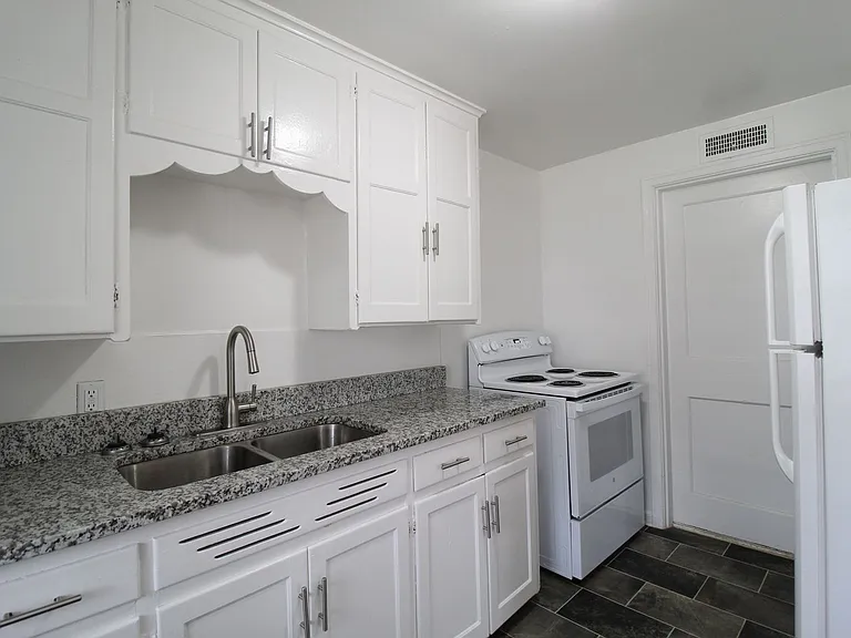 502 E Glendale St — Photo 5
