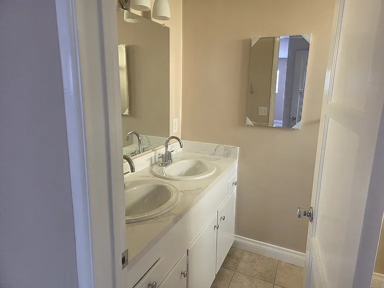 15219 Wyandotte St — Photo 23