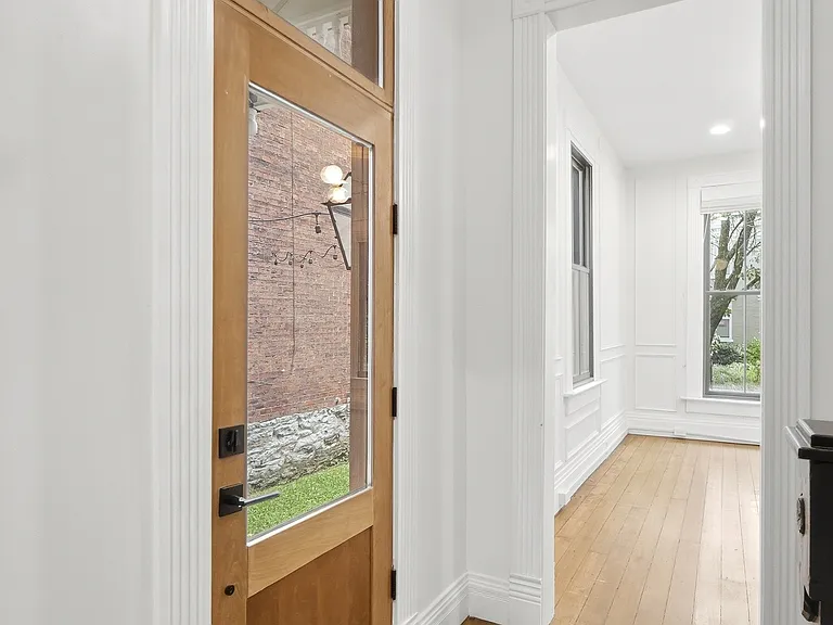 811 Monroe St — Photo 2