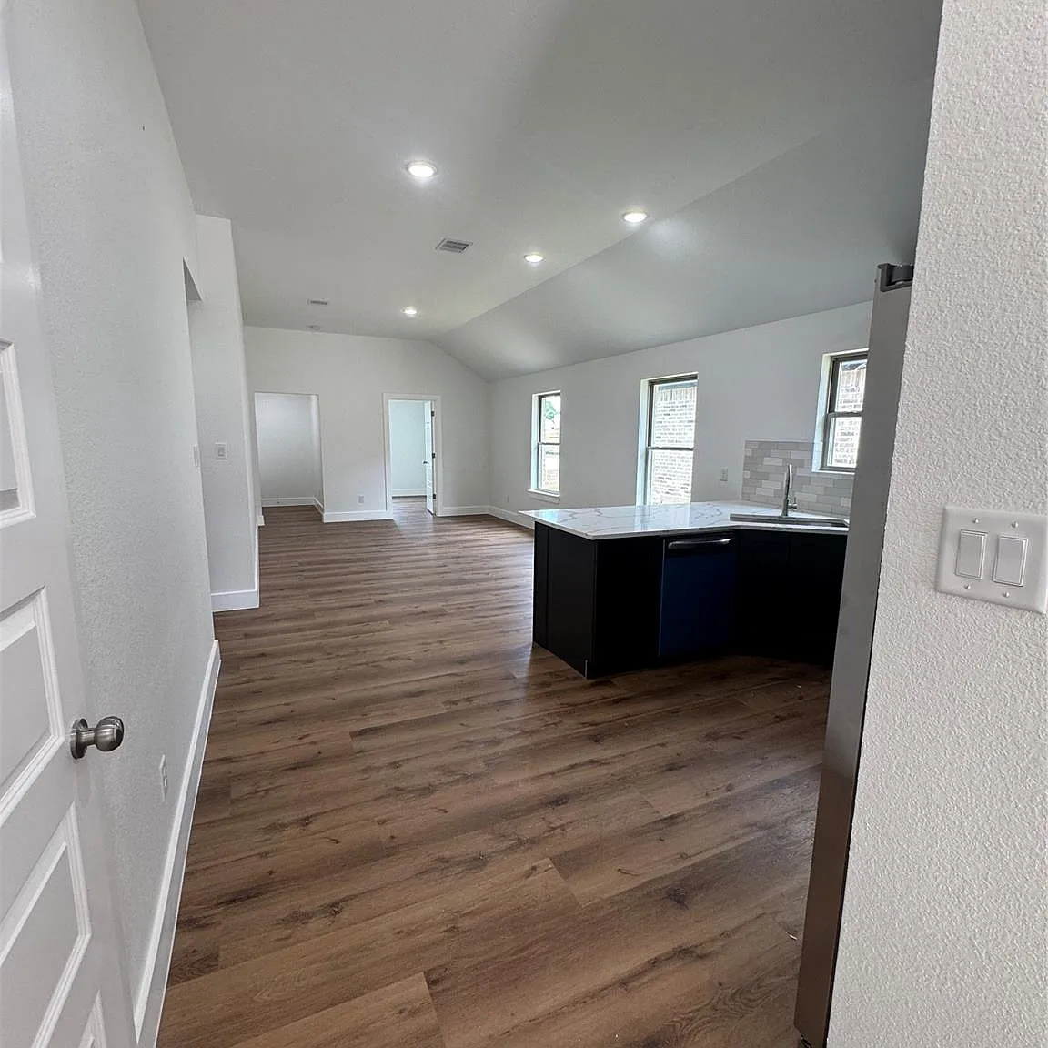 4 bed, 2.0 bath, 1638 sqft, $2,400 — Photo 4