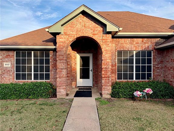 3rd image of 1917 Pebblebrook Ln