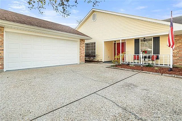 115 Aberdeen Dr — Photo 3