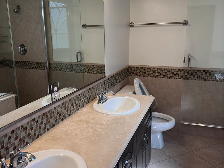1138 Glenville Dr — Photo 4