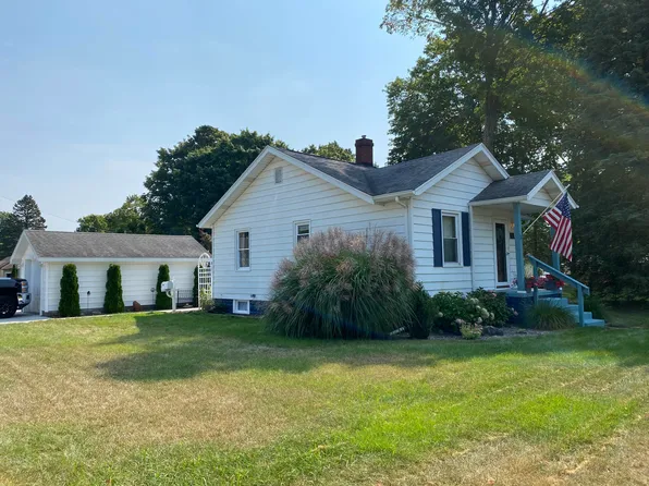 8894 Cook St, Montague, MI 49437