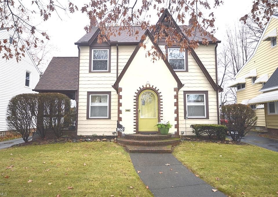1st image of 300 E 216th St