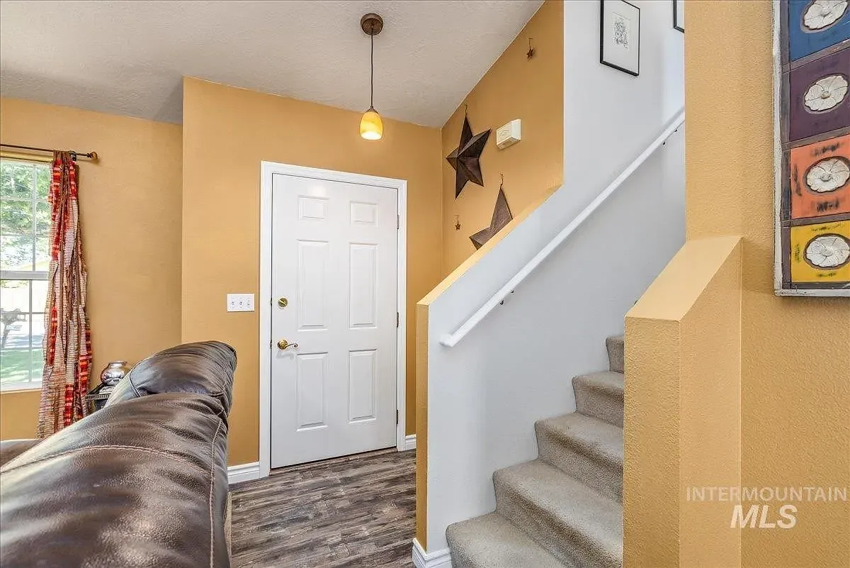 3 bed, 1202 sqft, $2,700 — Photo 4