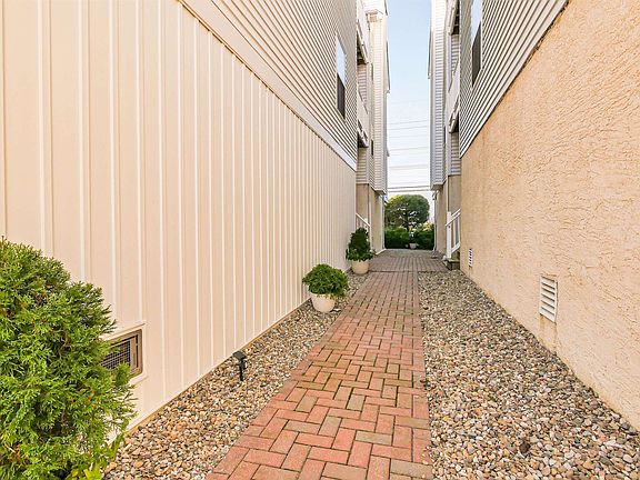 3rd image of 318 Roosevelt Blvd #2