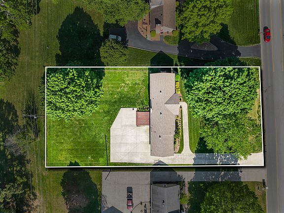 3rd image of 2113 Memorial Dr
