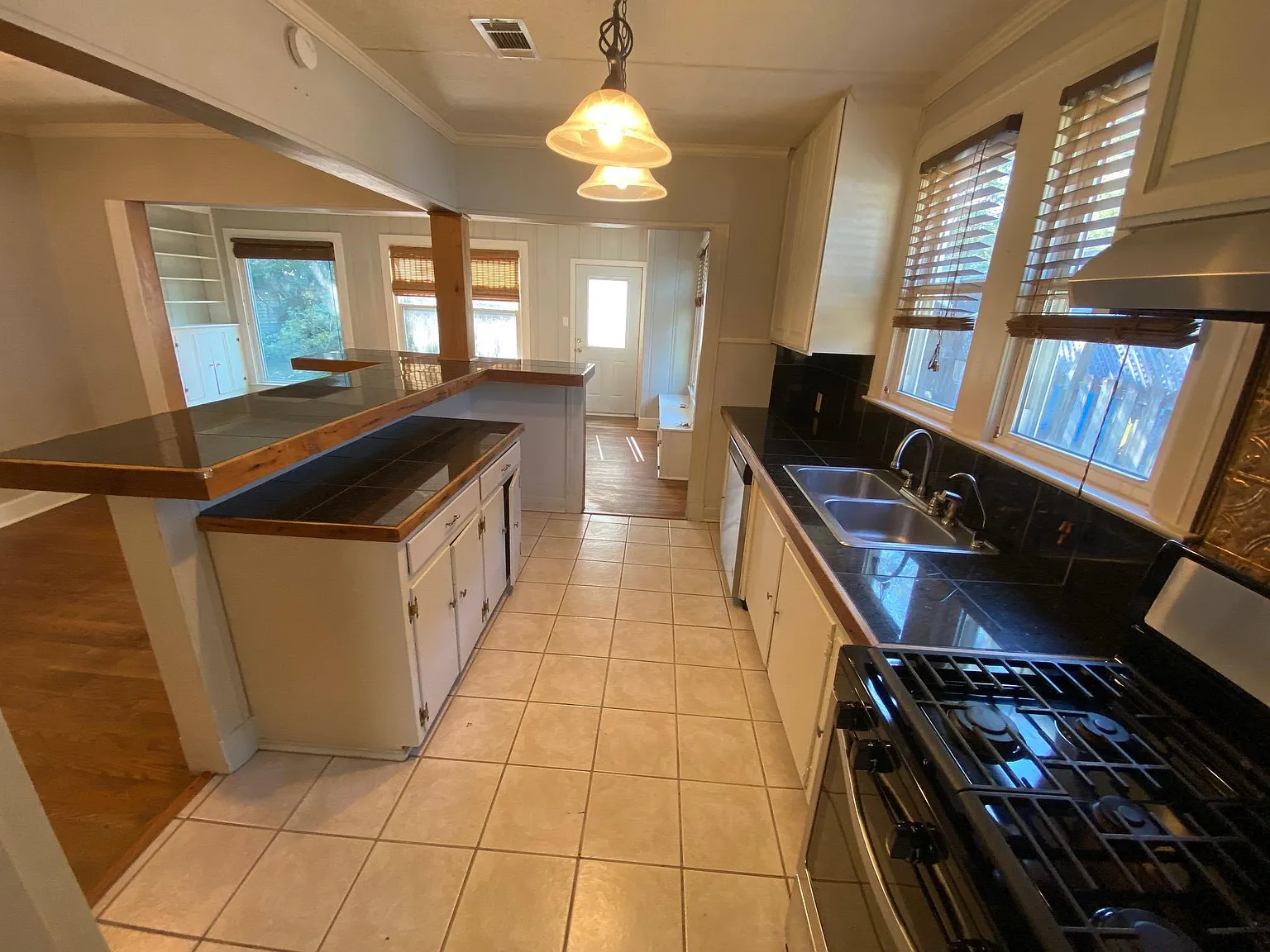 3 bed, 1644 sqft, $2,100 — Photo 3