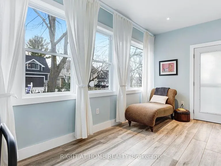529 Simcoe St — Photo 13