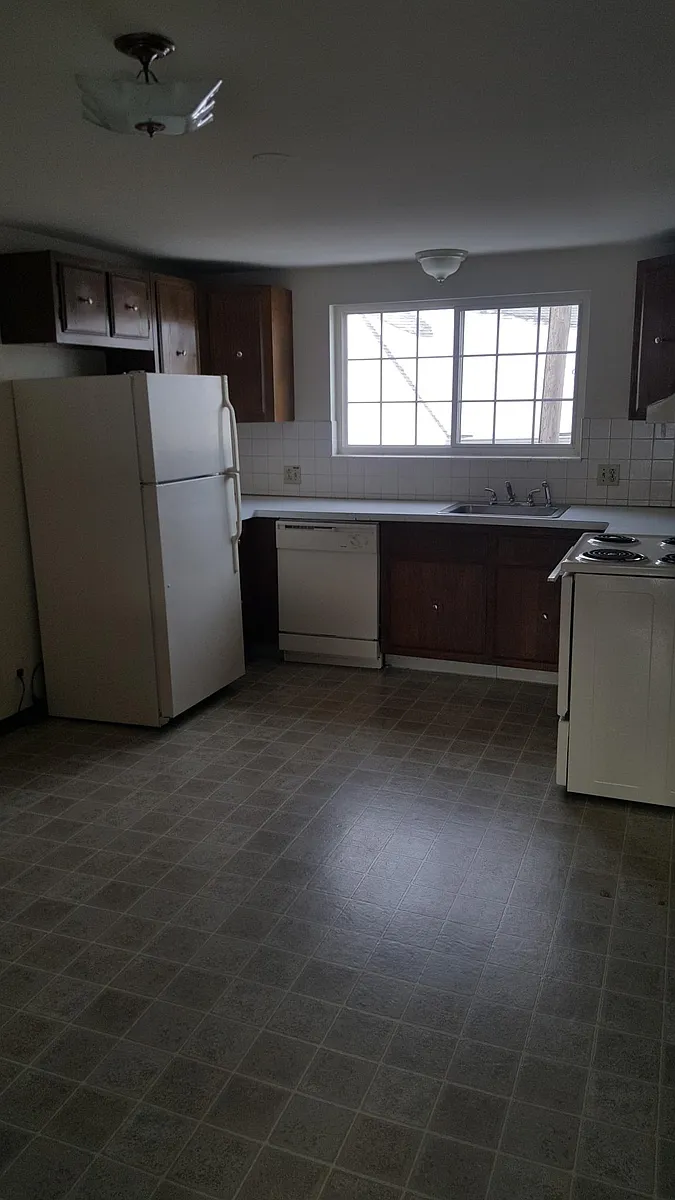 Kitchen - 940 Englewood Ave