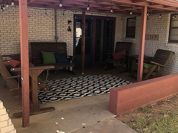 Great outside covered area