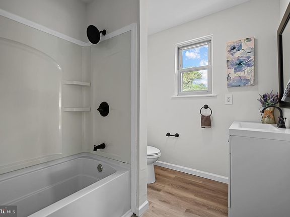 5th image of 702 Longwood Ln