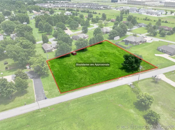 Oakwood Dr, Pryor, OK 74361