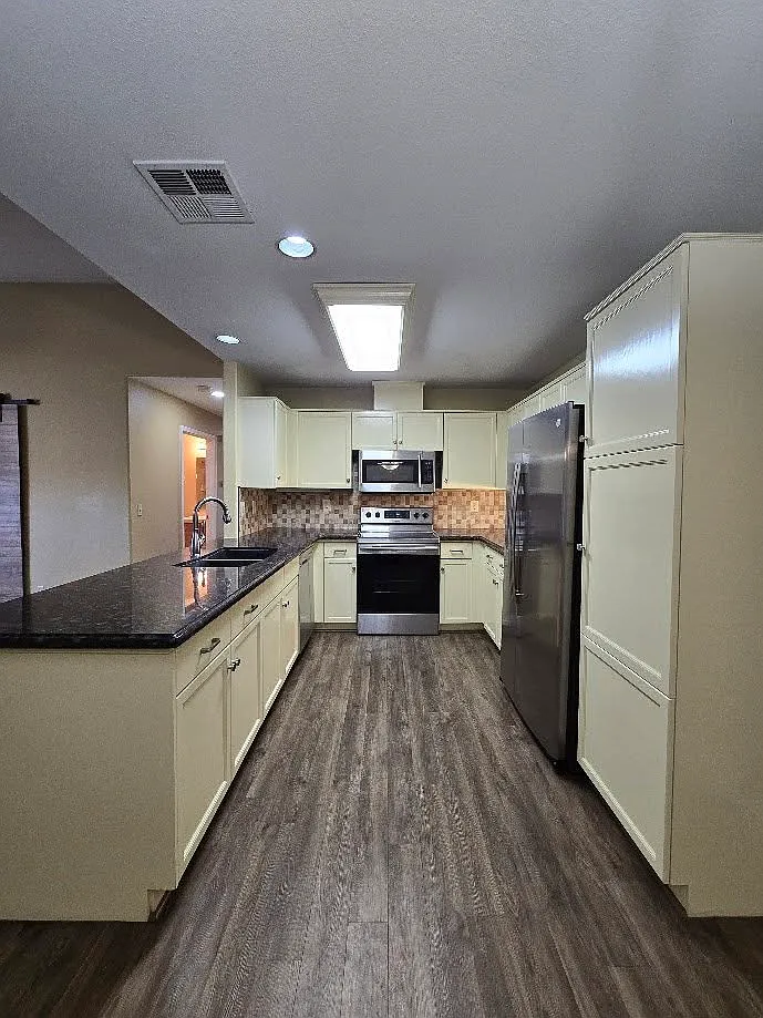 3 bed, 1275 sqft, $2,300 — Photo 4