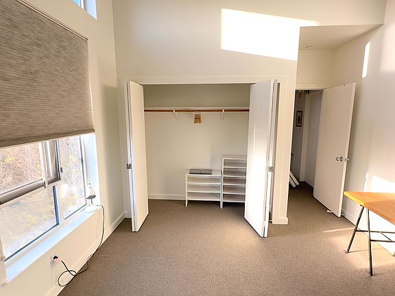 Closet in room for rent (photo 3)