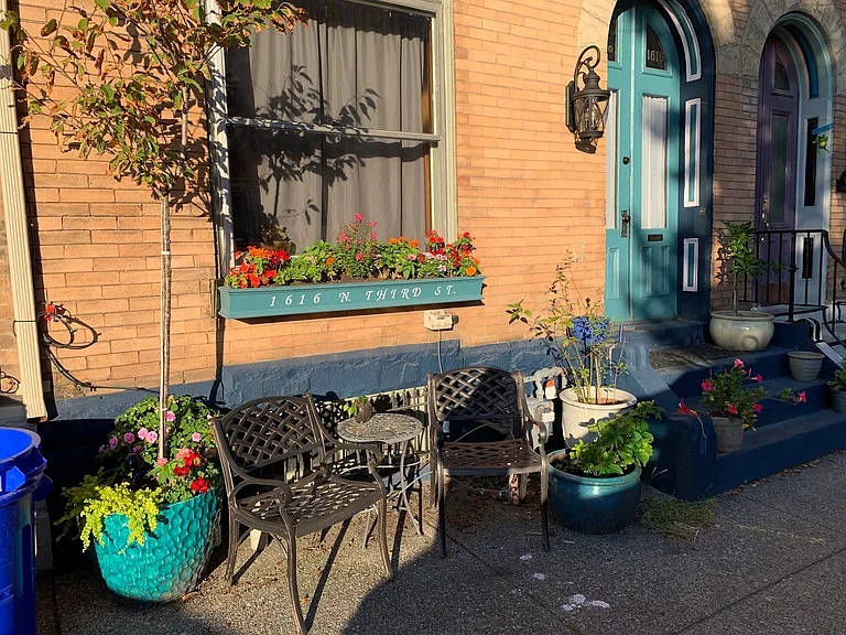 Bistro set stays with rental