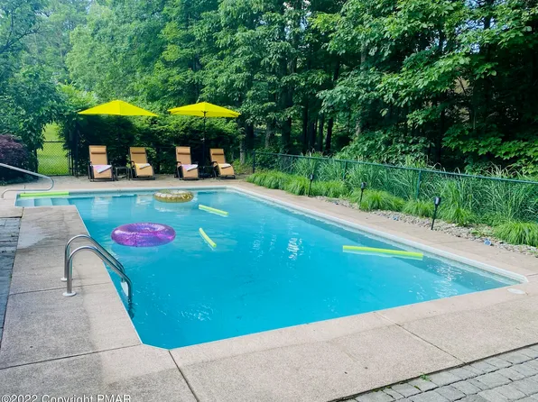 128 Wyndham Dr, Cresco, PA 18326
