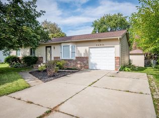 5450 Meadowcrest Dr, Flint, MI 48532