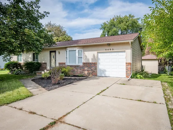 5450 Meadowcrest Dr, Flint, MI 48532