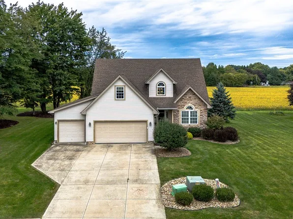 5290 Skye Dr, New Middletown, OH 44442