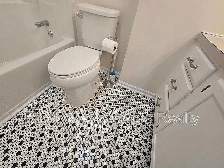 110 Westbrook Ct — Photo 14