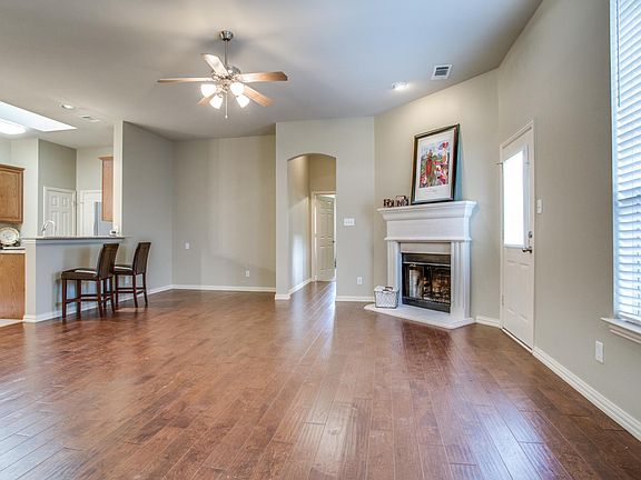 2nd image of 1606 Poinsettia Blvd