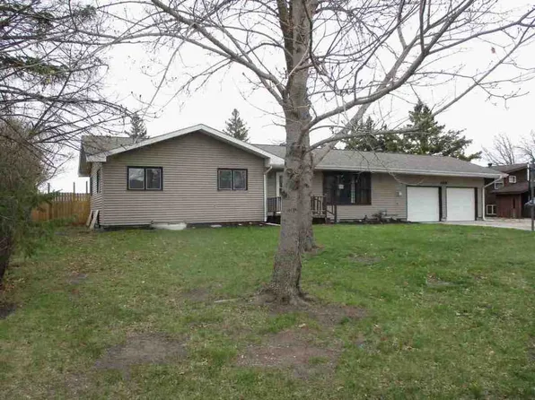 1813 Robin Hood Dr, Thief River Falls, MN 56701