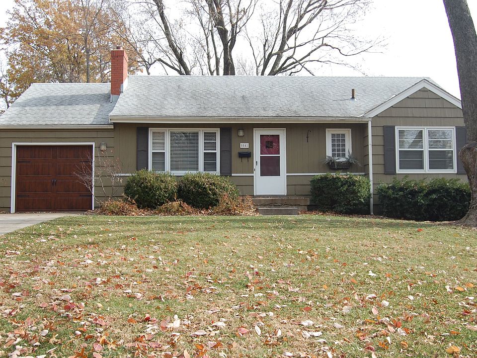 Great front yard, newer garage door