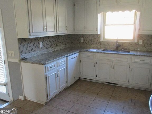 4th image of 900 Crystal Dr