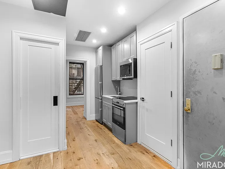 221 E 10th St #6 — Photo 3