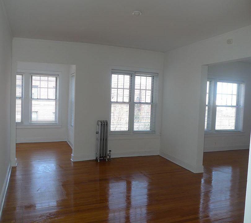 2nd image of 5654 N Ridge Ave APT 2S