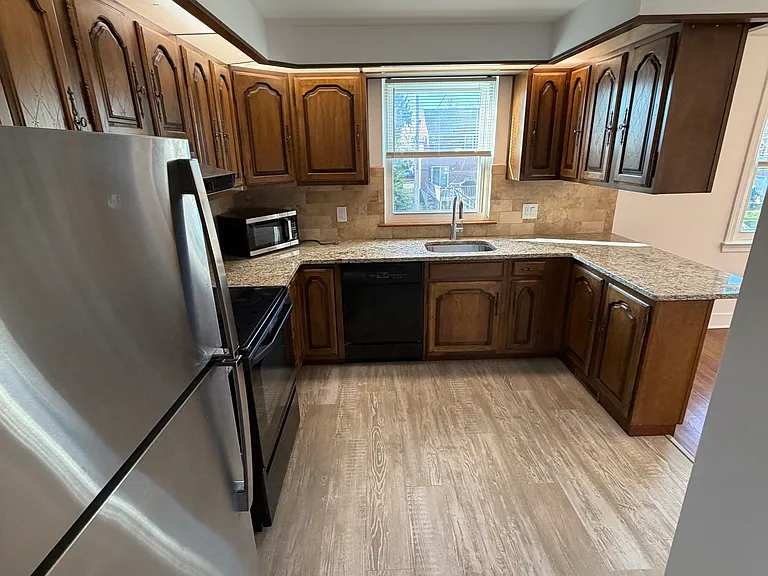 1711 Robinson Ave — Photo 11