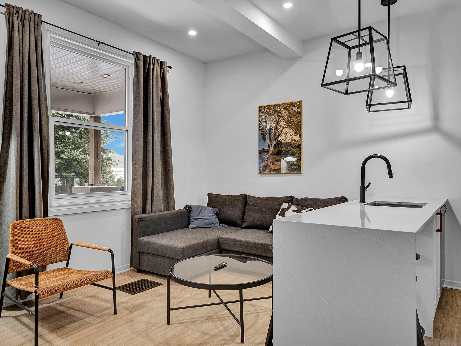 327 Catherine St — Photo 2