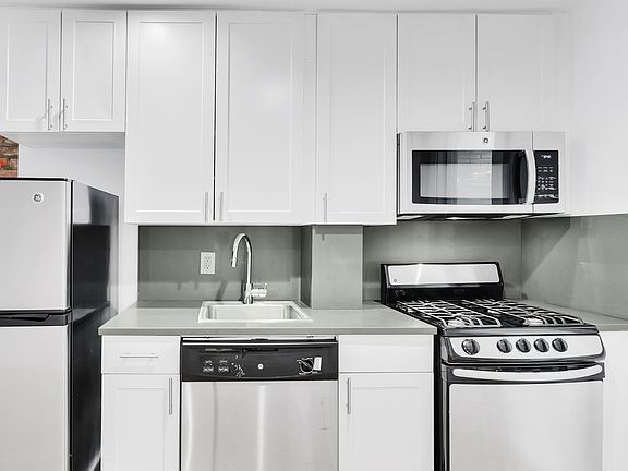 3rd image of 98 Christopher St APT 8