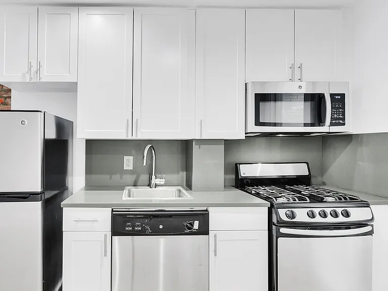 98 Christopher St #8 — Photo 3