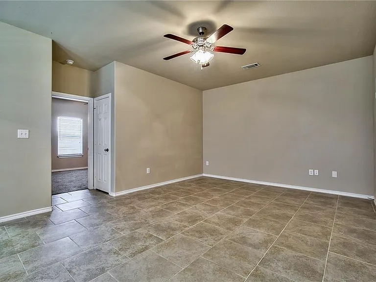 702 E College St — Photo 22