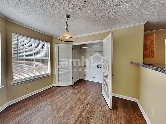 4th image of 1642 Village Place Cir NE