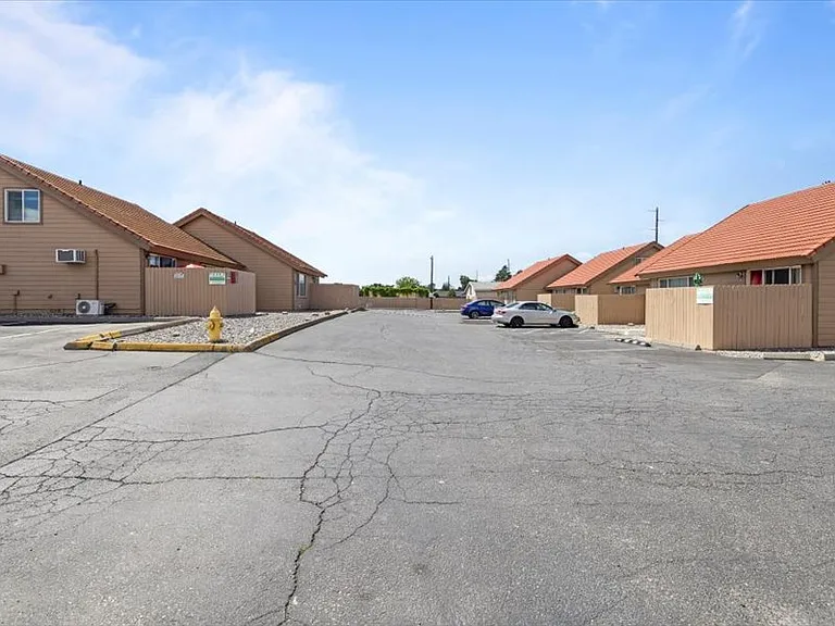 1025 W Entiat Ave #D16 — Photo 3