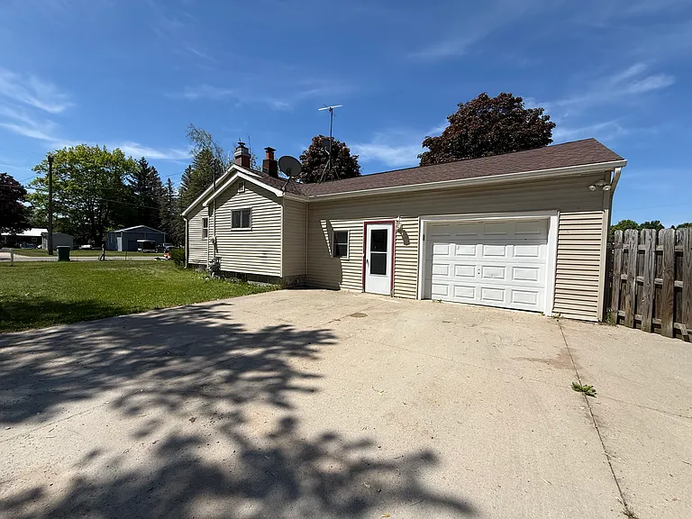 403 Division St — Photo 1
