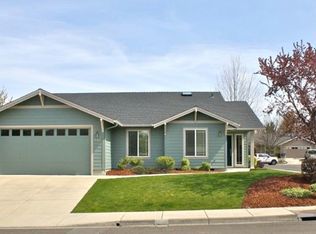 240 Meadow Slope Dr, Talent, OR 97540