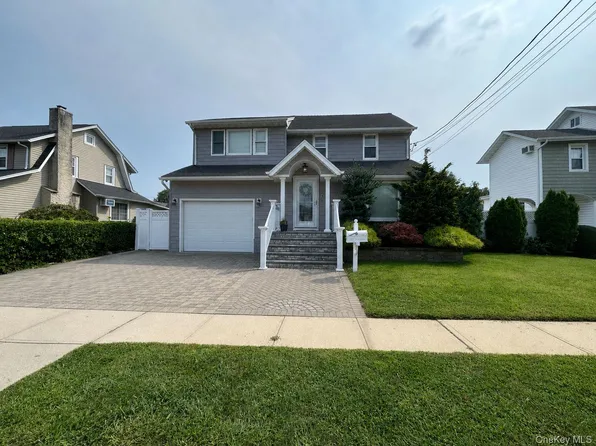607 Nassau St, Bellmore, NY 11710