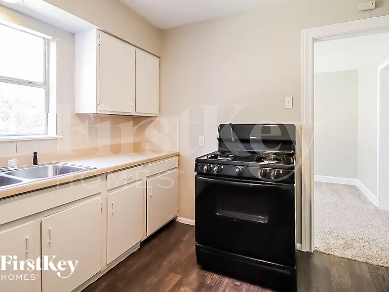 706 E Humble St — Photo 6