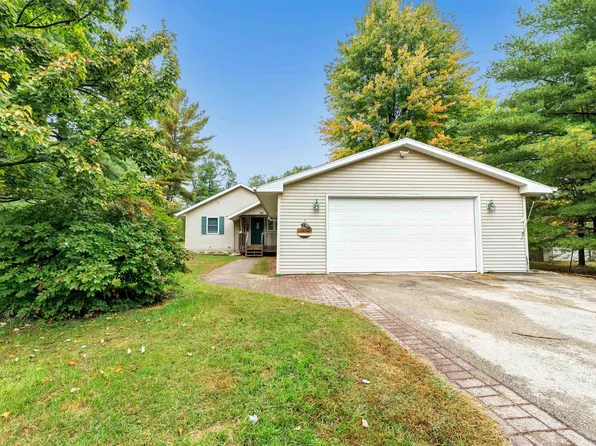 W5112 Pioneer Ct, Shawano, WI 54166