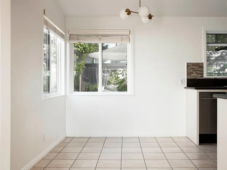 Dine in Kitchen